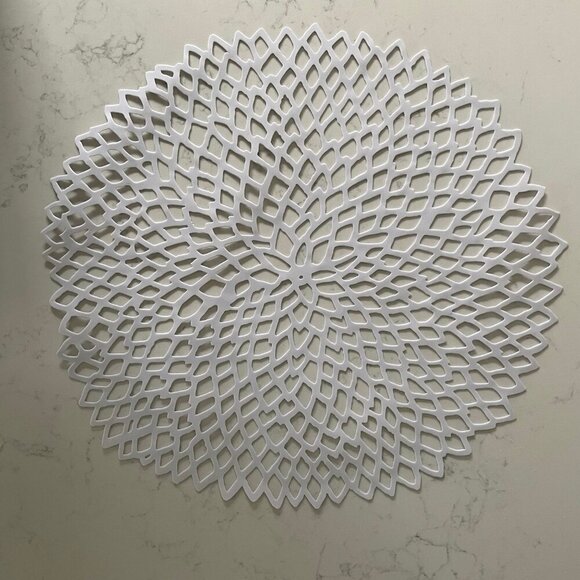 Chilewich Dahlia Pressed Vinyl Metallic Round Placements Set of 6 Silver NWOT - Picture 7 of 8